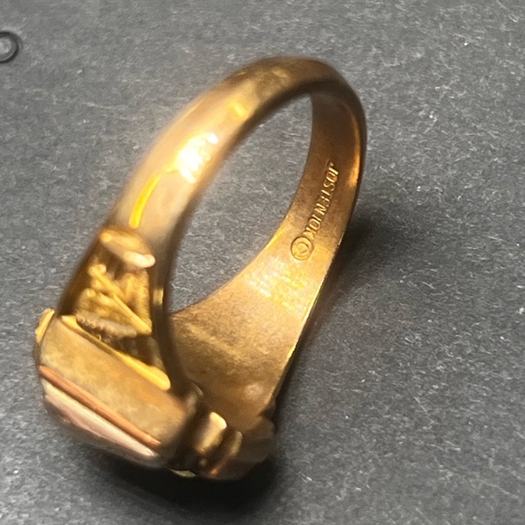 Josten 10K Emerald Eastern Eagles π¦
Class Ring π Elegant High School π« Luxury - Picture 9 of 16